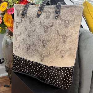 Bolso de mano de piel de vaca, bolso Longhorn, bolso de mano grande, bolso tipo vagabundo, bolso de hombro de pelo sobre piel, bolso con calavera Longhorn, bolso de piel de vaca con lunares