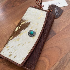 Cartera de piel de vaca dorada metalizada, Cartera Myra Bag, Cuero genuino, Cartera de piel de vaca, Piel de vaca lavada con ácido, Cartera, Pulsera, Concho turquesa