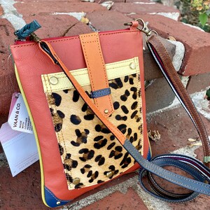 Bandolera de cuero reciclado, bolso pequeño colorido, bolsa de cuero, bolso de cuero pequeño, bolsa multicolor, bolso pequeño con estampado animal, bolso de cabestrillo