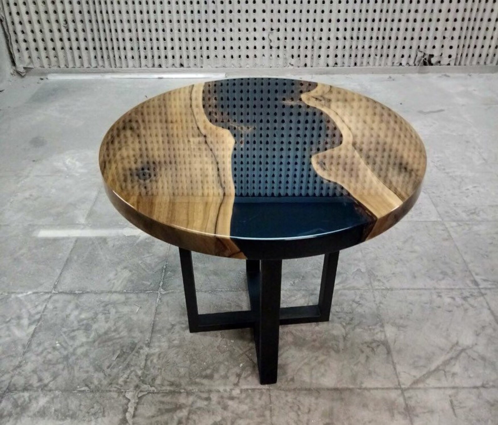 Faire Une Table Basse En Epoxy Table époxy ronde Table basse en noyer Époxy noir | Etsy