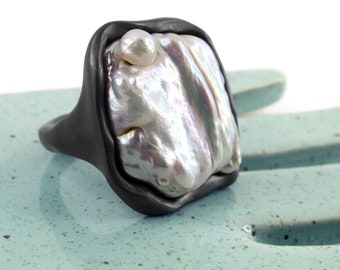 Pearl and oxidized silver ring. Baroque silver ring. Pearl statement ring. Square pearl ring. Large freshwater pearl ring. Unique ring