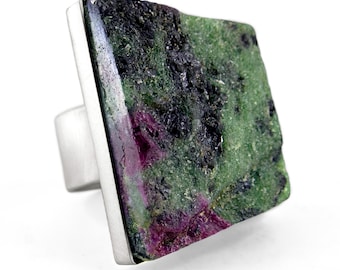 Ring aus Sterlingsilber mit rohem Rubin-Zoisit. Ring aus Rohedelsteinen. Einzigartiger Steinring. Handgefertigter Ring aus Rohstein. Riesiger Statement-Ring. Metallschmiedering