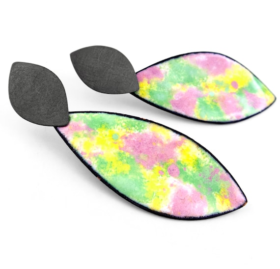 Pendientes hoja esmalte. Pendientes plata y esmalte. Pendientes largos modernos. Pendientes esmalte moderno. Pendientes elegantes. Artesano