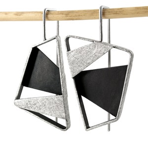 Asymmetrische Silberohrringe. Abstrakte Silberohrringe. Zeitgenössische Tropfenohrringe. Geometrische moderne Ohrringe. Ungewöhnliche Silberohrringe