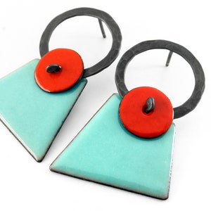 Emaille-Ohrringe. Geometrische Ohrringe. Tropfenförmige Emaille-Ohrringe. Moderne Ohrringe. Blaue Ohrringe. Statement-Ohrringe. Geometrischer Schmuck