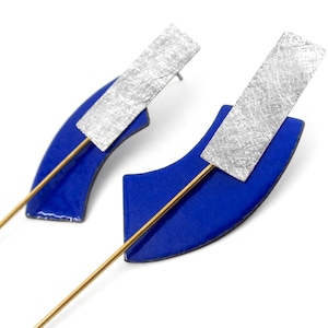 Orecchini geometrici. Orecchini di design. Orecchini minimal. Orecchini astratti. Orecchini da festa. Orecchini in smalto blu. Orecchini in smalto d'avanguardia.