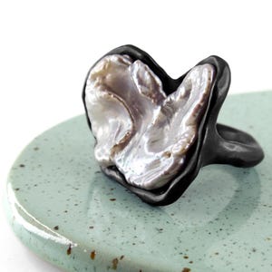 Pearl and oxidized silver ring. Baroque silver ring. Pearl statement ring. Unusual pearl ring. Large freshwater pearl ring. Unique ring