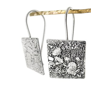 Texturerade silverörhängen. Fyrkantiga hängen i sterlingsilver. Rustika silverörhängen. Unika hängen. Moderna hängen