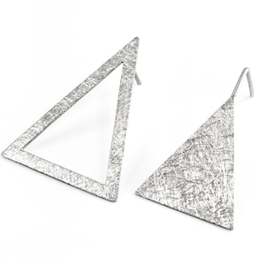 Boucles d&#39;oreilles triangles asymétriques. Boucles d&#39;oreilles en argent dépareillées. Boucles d&#39;oreilles géométriques. Boucles d&#39;oreilles contemporaines. Boucles d&#39;oreilles modernes
