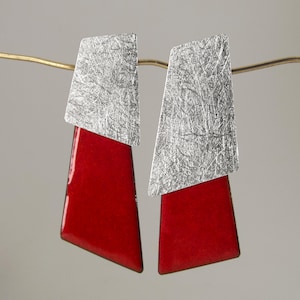 Geometrische oorbellen van rood emaille en zilver. Moderne, eigentijdse oorbellen. Asymmetrische oorbellen. Handgemaakte, artistieke sieraden. Unieke oorbellen.