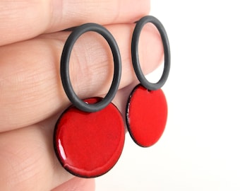 Rote Ohrringe aus rostigen Silber. Silber Kreis Ohrringe. Ohrringe aus Emaille. Moderne Silber Ohrringe. Schmuck aus rostigen Silber
