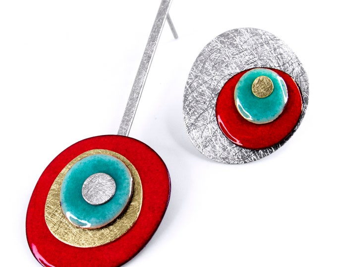 Asymmetrische Ohrringe aus Silber und Emaille. Rote und türkisfarbene Ohrringe. Künstlerische Ohrringe. Einzigartige strukturierte Silberohrringe