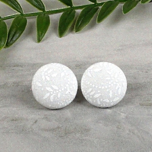 Klassische weiße Ohrringe, Einfache Ohrstecker, Stoff überzogene Knopfohrringe, Auswahl von 5 Größen