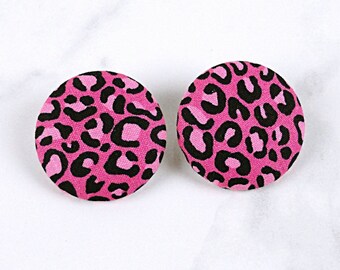 Orecchini con stampa leopardata rosa, orecchini audaci, gioielli con stampa animalier, orecchini con bottone rivestito in tessuto