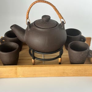 Conjunto de chá japonês vintage, 4 xícaras, bule, bandeja de bambu, argila escura.