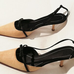 Puede incluir: Un par de zapatos de tac&oacute;n beige con correa trasera y un patr&oacute;n texturizado. Los zapatos tienen punta afilada, detalles en negro y un tac&oacute;n peque&ntilde;o. Los tacones miden aproximadamente 5 cm.