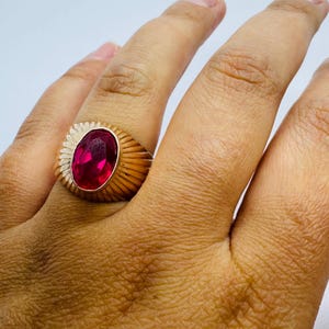 Vintage sovjetisk ring i 583 roséguld, djärv uttalandering med röd sten, smycken i Sovjetunionen, stor oval ädelstensring, storlek 20,25, 6,26 g