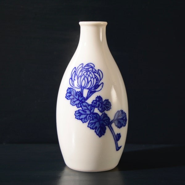 Sake Bottle, Decanter with Mum, Kiku-Masamune