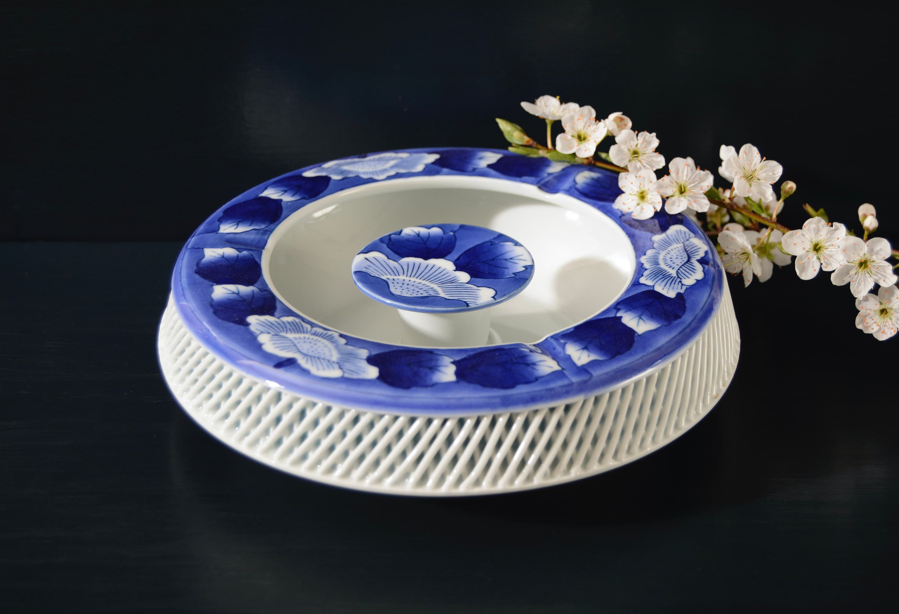 669 骨董 アンティーク 和ガラスの蓋物 菓子器 三つ脚 エッチング 大正期 Vintage Japanese Folk Art: イッチン蓋付壺 / 羽島焼
