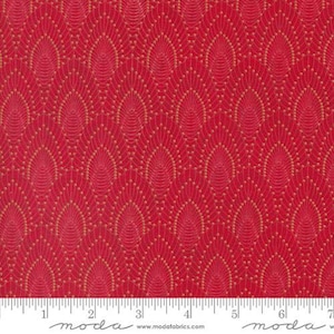 Peut inclure: Tissu rouge avec un motif r&eacute;p&eacute;titif dor&eacute; en forme d'&eacute;ventail. Le motif pr&eacute;sente une s&eacute;rie de formes d'&eacute;ventails stylis&eacute;es et reli&eacute;es, chacune soulign&eacute;e de points et de lignes dor&eacute;es. Le tissu a un aspect textur&eacute; et une r&egrave;gle est en bas.