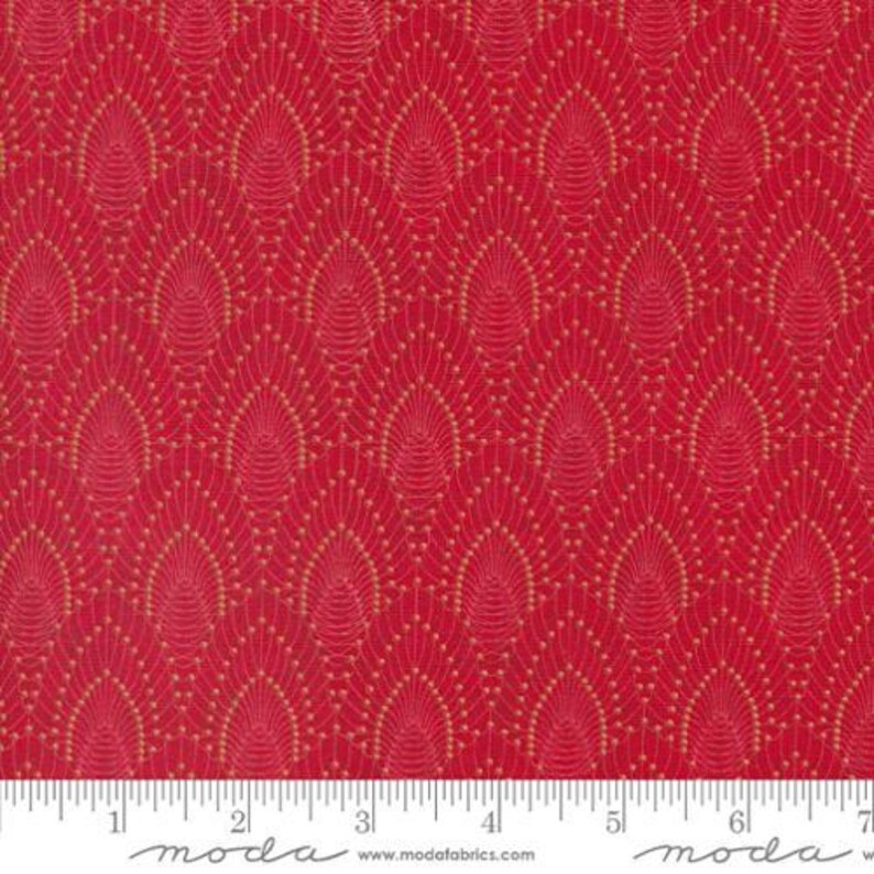 Peut inclure: Tissu rouge avec un motif r&eacute;p&eacute;titif dor&eacute; en forme d'&eacute;ventail. Le motif pr&eacute;sente une s&eacute;rie de formes d'&eacute;ventails stylis&eacute;es et reli&eacute;es, chacune soulign&eacute;e de points et de lignes dor&eacute;es. Le tissu a un aspect textur&eacute; et une r&egrave;gle est en bas.