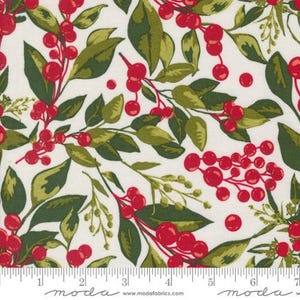 Peut inclure: Tissu avec un motif r&eacute;p&eacute;t&eacute; de baies rouges et de feuilles vertes sur fond blanc. Une r&egrave;gle en bas indique les mesures en centim&egrave;tres.