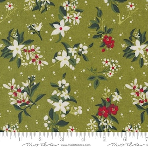 Peut inclure: Tissu vert olive avec un motif floral. Le motif pr&eacute;sente des fleurs blanches avec des centres rouges, de petites baies rouges et des feuilles vert fonc&eacute;. Le fond est de couleur vert olive uni.