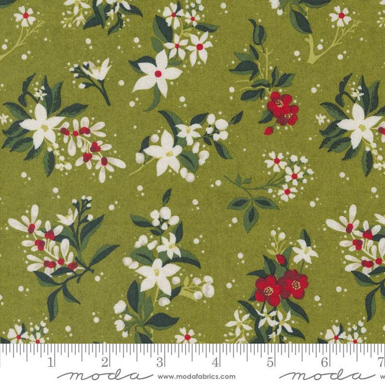Peut inclure: Tissu vert olive avec un motif floral. Le motif pr&eacute;sente des fleurs blanches avec des centres rouges, de petites baies rouges et des feuilles vert fonc&eacute;. Le fond est de couleur vert olive uni.
