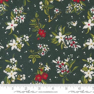 Peut inclure: Tissu vert fonc&eacute; avec un motif floral r&eacute;p&eacute;t&eacute;. Des fleurs et des feuilles blanches, rouges et vertes sont dispers&eacute;es sur la surface. Une r&egrave;gle est visible en bas avec le mot "moda" imprim&eacute;.