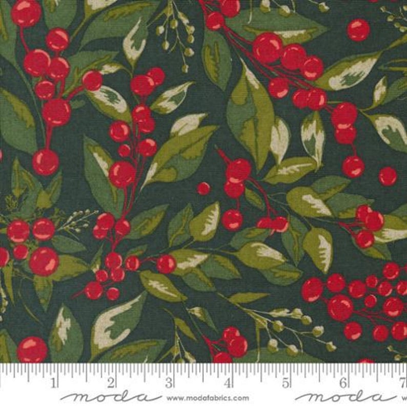 Peut inclure: Tissu vert fonc&eacute; avec un motif de baies rouges et de feuilles vertes. Les feuilles sont de couleur vert clair et blanc cass&eacute;. Le tissu est d&eacute;cor&eacute; d'un motif de baies et de feuilles.