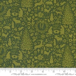 Peut inclure: Tissu vert avec un motif r&eacute;p&eacute;t&eacute; de silhouettes sur le th&egrave;me de No&euml;l en vert clair. Le motif comprend des cerfs, des arbres de No&euml;l, des ornements et le texte "O Holy Night". Une r&egrave;gle est en bas.