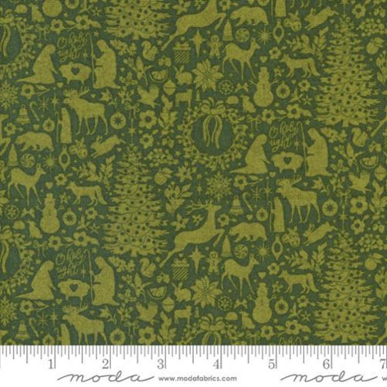 Peut inclure: Tissu vert avec un motif r&eacute;p&eacute;t&eacute; de silhouettes sur le th&egrave;me de No&euml;l en vert clair. Le motif comprend des cerfs, des arbres de No&euml;l, des ornements et le texte "O Holy Night". Une r&egrave;gle est en bas.