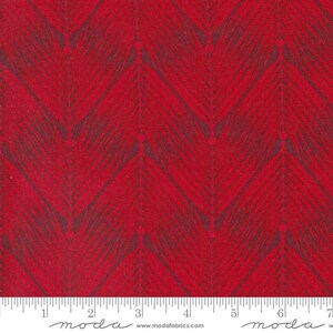 Peut inclure: Tissu rouge avec un motif en chevrons rouge fonc&eacute;. Le tissu a un aspect textur&eacute; et une r&egrave;gle se trouve au bas de l'image. Le tissu est de Moda Fabrics.