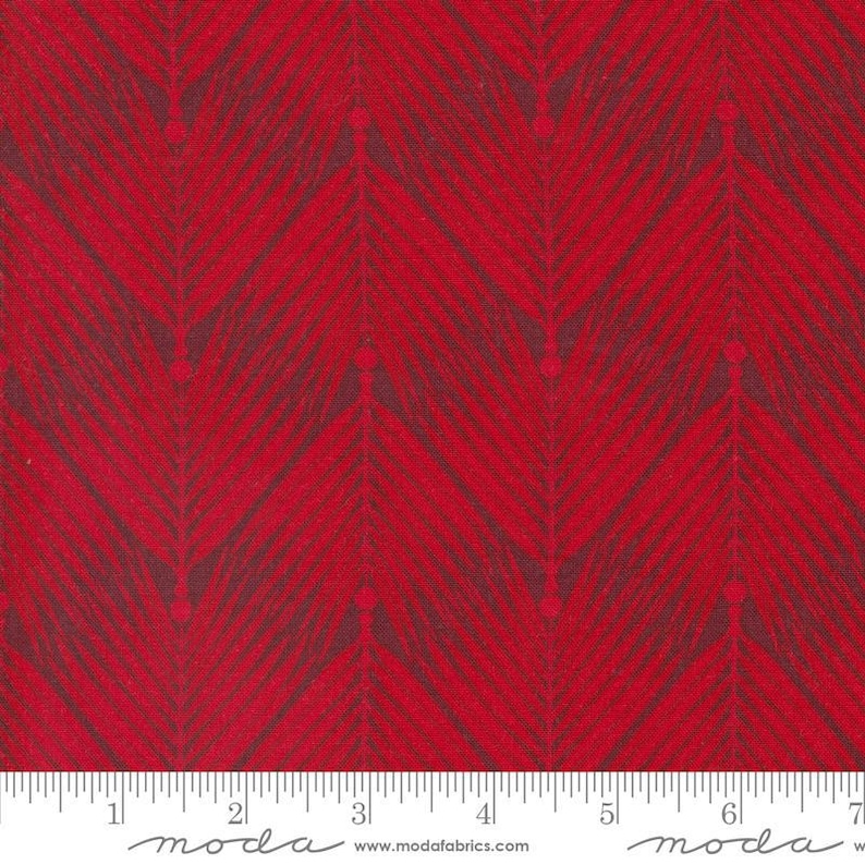 Peut inclure: Tissu rouge avec un motif en chevrons rouge fonc&eacute;. Le tissu a un aspect textur&eacute; et une r&egrave;gle se trouve au bas de l'image. Le tissu est de Moda Fabrics.