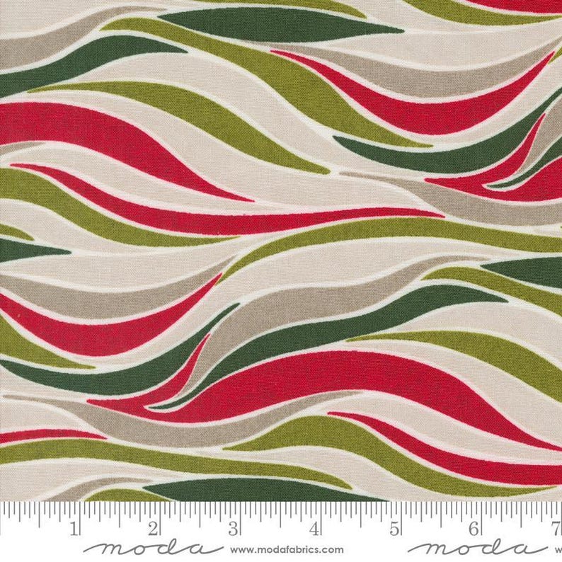 Peut inclure: Tissu avec un motif fluide en forme de vagues en rouge, vert, gris et blanc cass&eacute;. Le motif pr&eacute;sente des lignes courbes qui cr&eacute;ent une sensation de mouvement. Le tissu a une r&egrave;gle le long du bord inf&eacute;rieur avec le mot "moda" imprim&eacute; dessus.