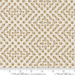 Peut inclure: Tissu cr&egrave;me avec un motif r&eacute;p&eacute;t&eacute; de pois dor&eacute;s et taupe. Les pois sont dispos&eacute;s en diagonale, cr&eacute;ant un aspect textur&eacute;. Une r&egrave;gle en bas indique les mesures en centim&egrave;tres.