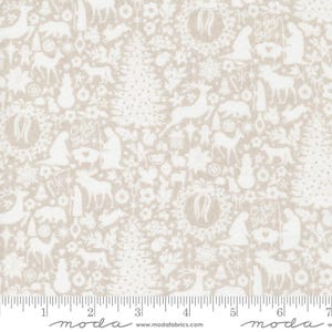 Peut inclure: Tissu cr&egrave;me avec un motif r&eacute;p&eacute;t&eacute; d'illustrations de No&euml;l blanches. Le motif comprend des rennes, des sapins de No&euml;l, des flocons de neige et des sc&egrave;nes de la Nativit&eacute;. Une r&egrave;gle est visible au bas du tissu.