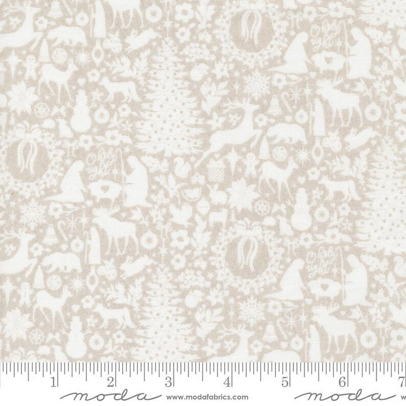 Peut inclure: Tissu cr&egrave;me avec un motif r&eacute;p&eacute;t&eacute; d'illustrations de No&euml;l blanches. Le motif comprend des rennes, des sapins de No&euml;l, des flocons de neige et des sc&egrave;nes de la Nativit&eacute;. Une r&egrave;gle est visible au bas du tissu.