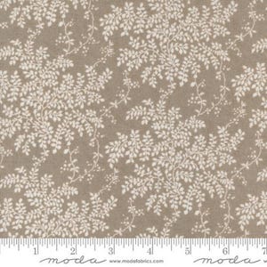 Peut inclure: Tissu beige avec un motif r&eacute;p&eacute;t&eacute; de feuilles et de vignes blanches. Les feuilles sont d&eacute;taill&eacute;es et cr&eacute;ent un design naturel et organique. Id&eacute;al pour le patchwork, la couture et divers projets d'artisanat.