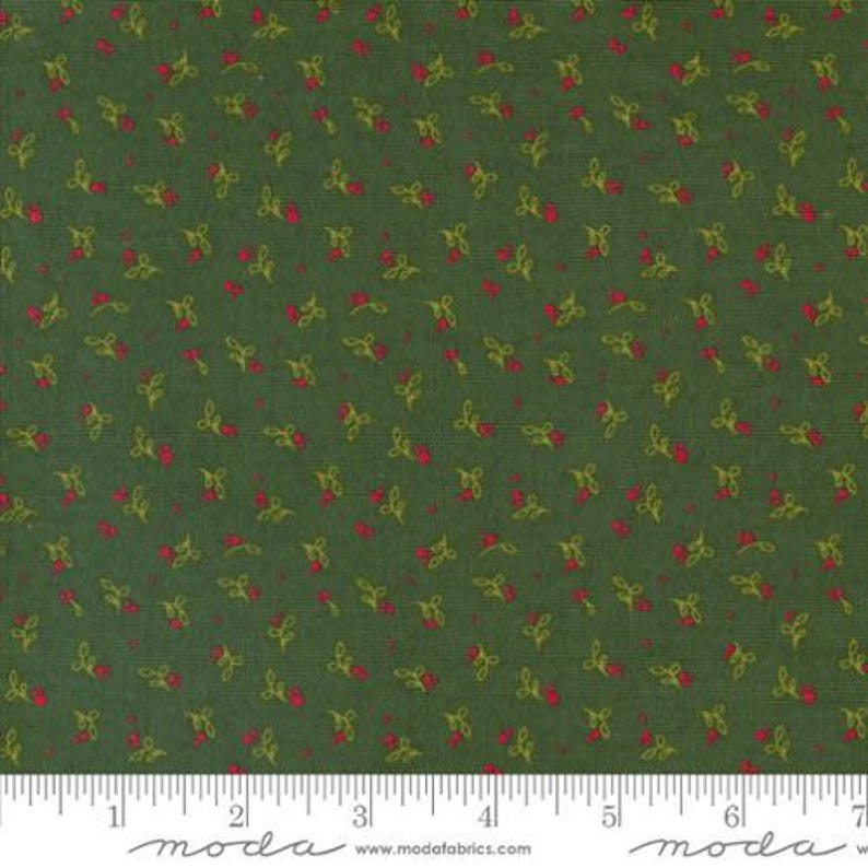 Peut inclure: Tissu vert fonc&eacute; avec un motif r&eacute;p&eacute;t&eacute; de petites fleurs rouges et de feuilles jaune-vert. Le tissu a un aspect textur&eacute;, adapt&eacute; au patchwork ou &agrave; l'artisanat. Une r&egrave;gle est au bas de l'image.