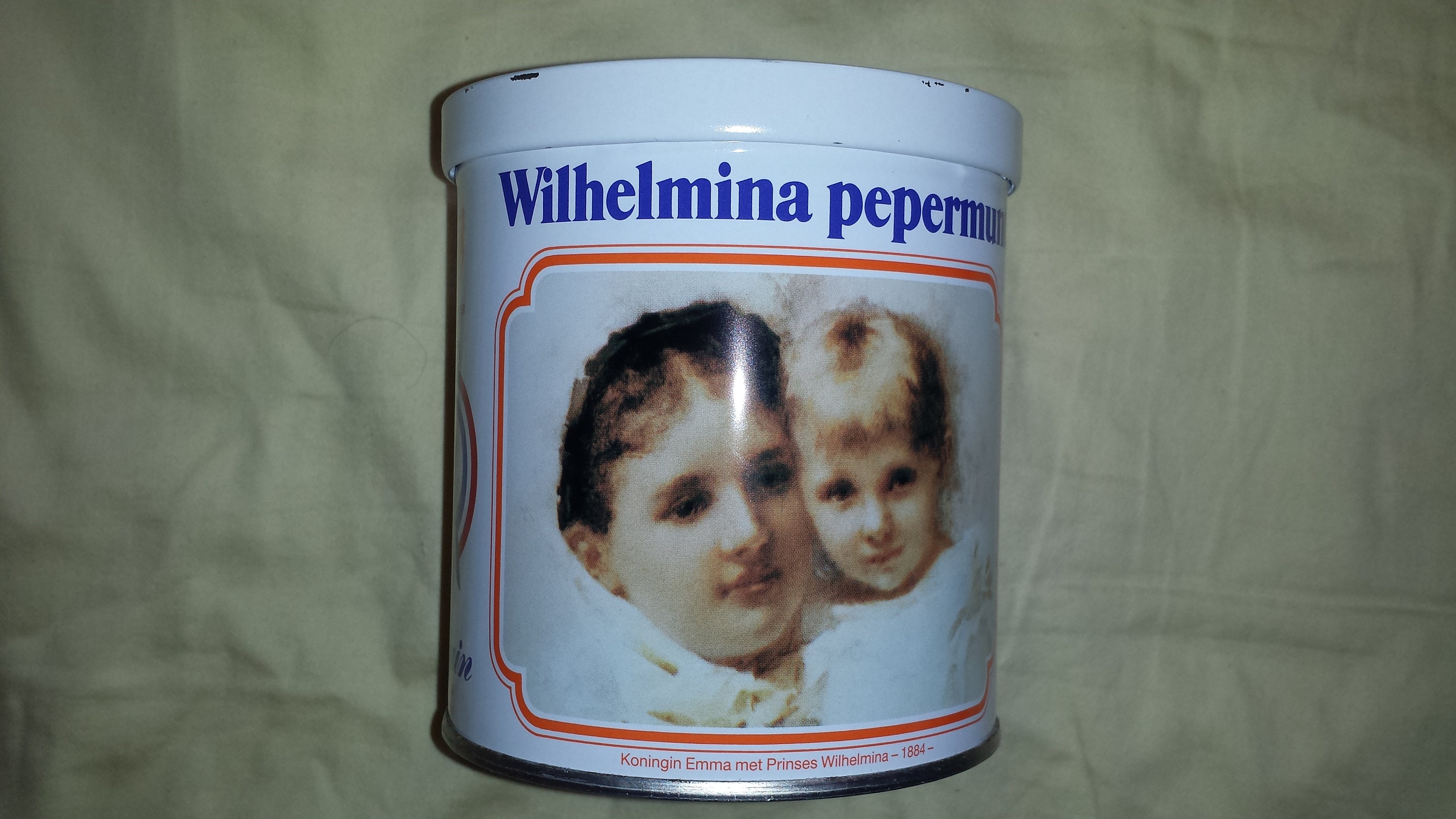 ヴィルヘルミナ・ペペルムント コレクターズ缶 (500g) 高さ 4 1/2 インチ