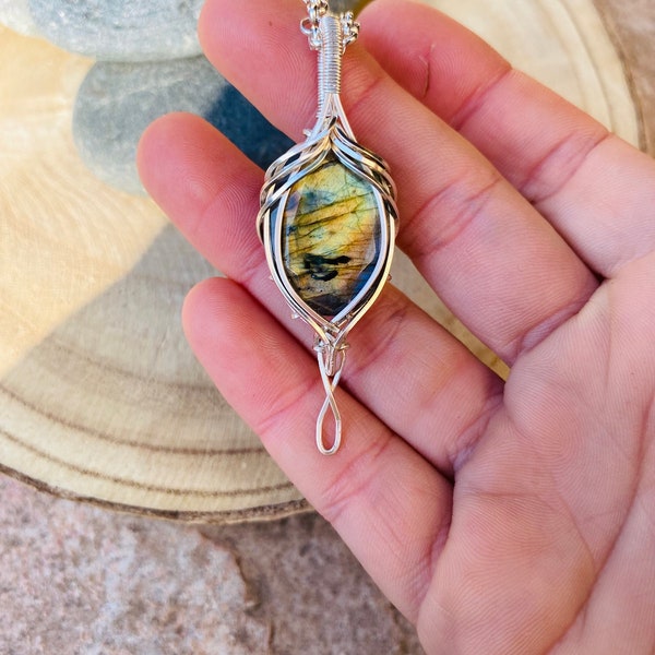 Pendentif en plaqué argent - labradorite  - bijoux féeriques - bijoux magiques - wire wrapping