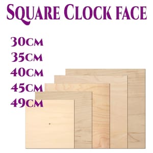 Peut inclure: Cinq pièces carrées de bois de différentes tailles, allant de 30 cm à 49 cm. Le bois est brun clair et a une surface lisse. Les pièces sont empilées les unes sur les autres, la plus grande pièce en bas et la plus petite pièce en haut. Les pièces sont toutes carrées et ont un trou au centre.