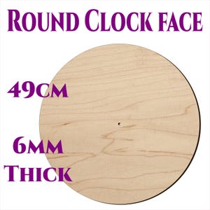 Könnte beinhalten: Ein rundes Holz-Zifferblatt, 49 cm im Durchmesser und 6 mm dick. Das Zifferblatt ist aus hellem Holz mit natürlicher Maserung.