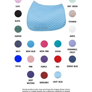 Puede incluir: Una mantilla de silla de montar acolchada de color azul claro mostrada en el centro, rodeada por una carta de colores con veinte muestras circulares etiquetadas como Lilac, Black, Hunter, Navy, Royal, Pink, Deep Wisteria, Mist Green, Titanium, White, Neon Blue, Neon Pink, Ocean, Periwinkle Violet, Purple, Red, Ensign Blue, Burgundy y Light Blue.