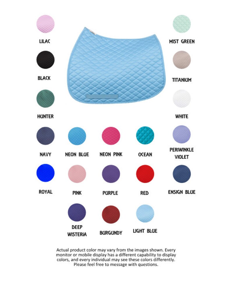Puede incluir: Una mantilla de silla de montar acolchada de color azul claro mostrada en el centro, rodeada por una carta de colores con veinte muestras circulares etiquetadas como Lilac, Black, Hunter, Navy, Royal, Pink, Deep Wisteria, Mist Green, Titanium, White, Neon Blue, Neon Pink, Ocean, Periwinkle Violet, Purple, Red, Ensign Blue, Burgundy y Light Blue.