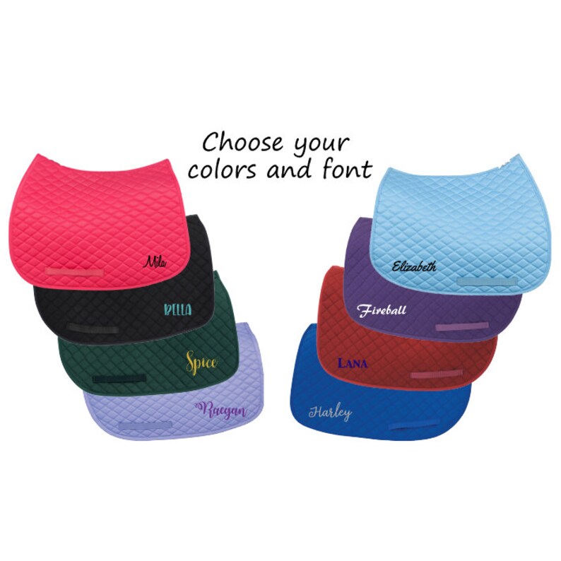 Puede incluir: Una colecci&oacute;n de sudaderos acolchados para caballos en varios colores, incluyendo rosa fuerte, negro, verde oscuro, lavanda, azul claro, morado, rojo y azul real. Cada sudadero presenta un nombre bordado y una peque&ntilde;a correa.