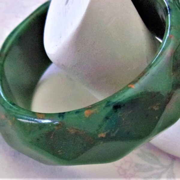 Vintage 80s Confetti Lucite Bangle Bracelet - Faceted in Green with flecks of Gold and Blue