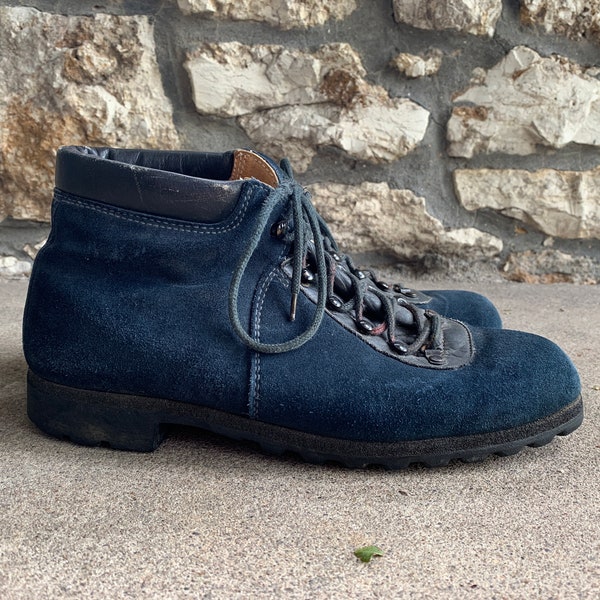 Vintage 1960s 1970s Men’s Czechoslovakia Made Navy Blue Suede Hiking Boots Size 9 1/2 D Camping Outdoor Vasque Mountain Designer Fashion