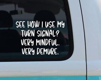 Calcomanía para auto con mensaje "Demure", ¿Ves cómo uso la señal de giro? Calcomanía "Muy recatada", Calcomanía para auto con meme, Calcomanía divertida para el parachoques, Calcomanía para auto con meme, Calcomanía "Demure"